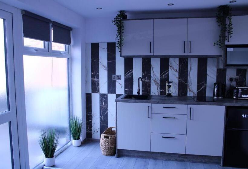 Cb Stays   Tranquil Studio Retreats With Ensuite & Kitchenette In Peterborough