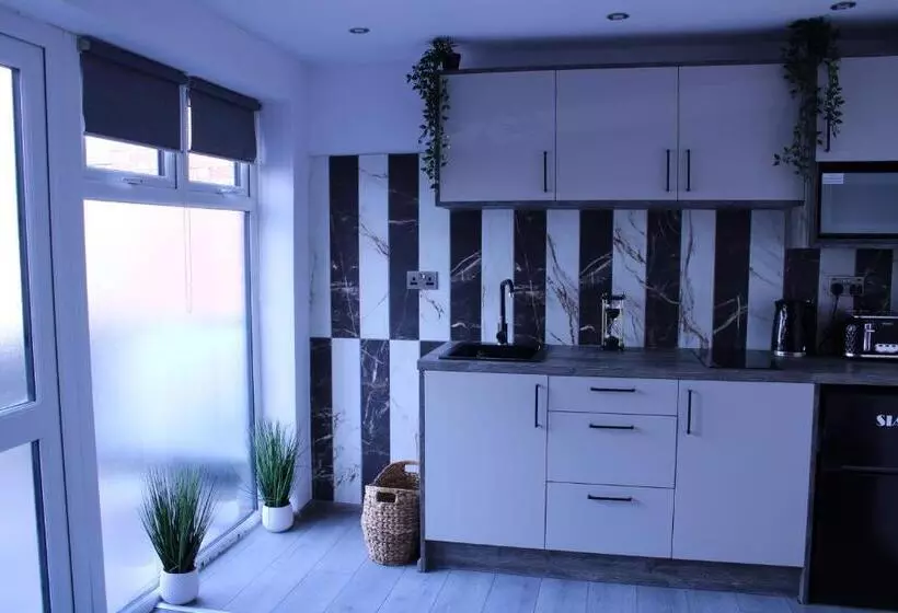 Cb Stays   Tranquil Studio Retreats With Ensuite & Kitchenette In Peterborough