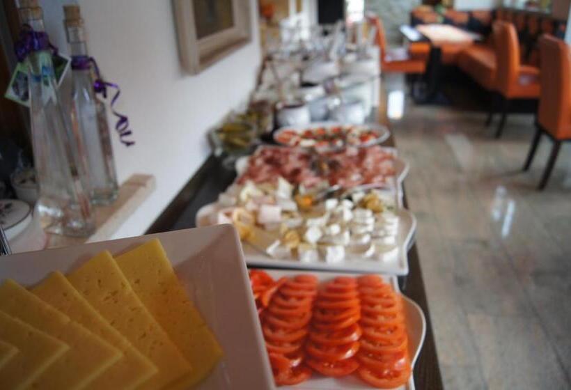 بنسيون Restaurant Laux