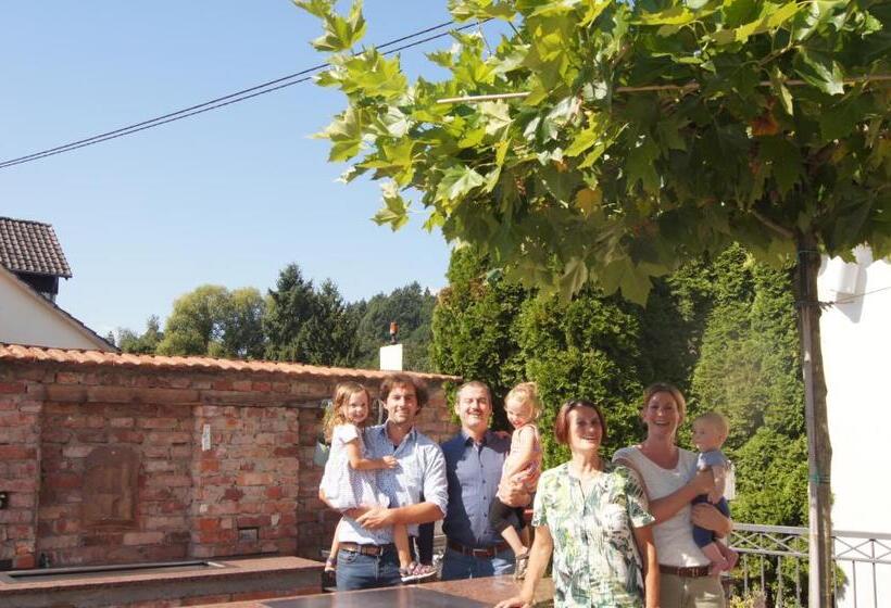 بنسيون Restaurant Laux