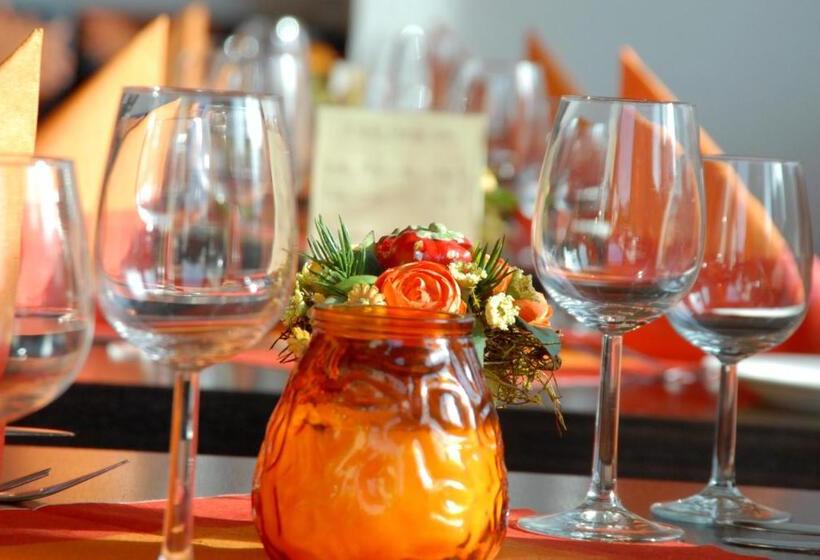 بنسيون Restaurant Laux