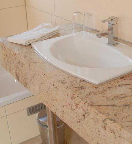 بنسيون Restaurant Laux