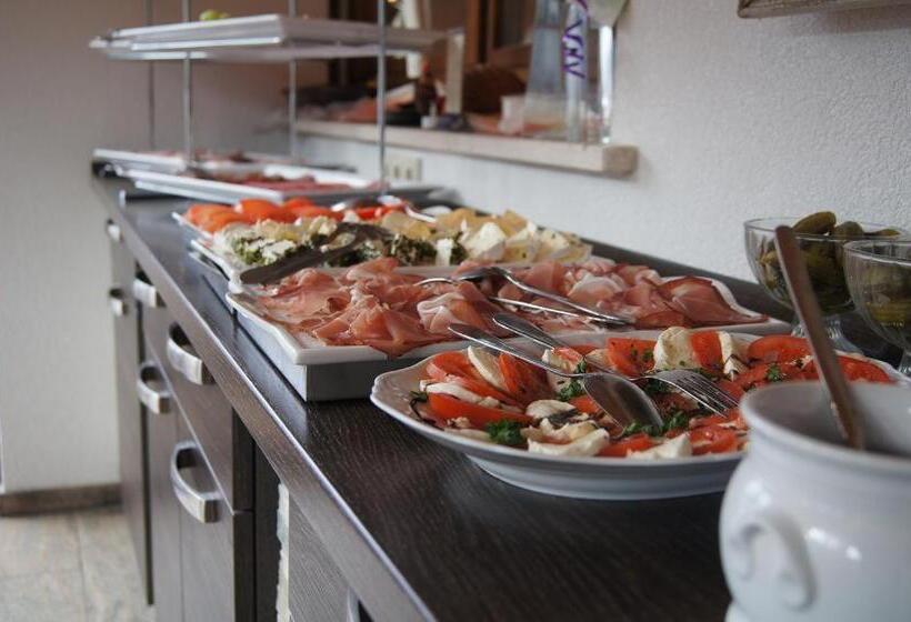 بنسيون Restaurant Laux