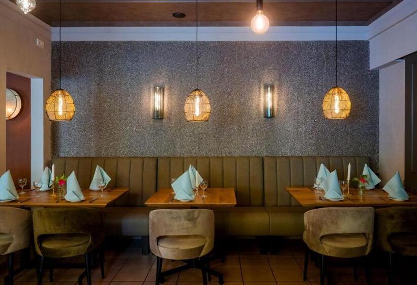 بنسيون Restaurant Laux