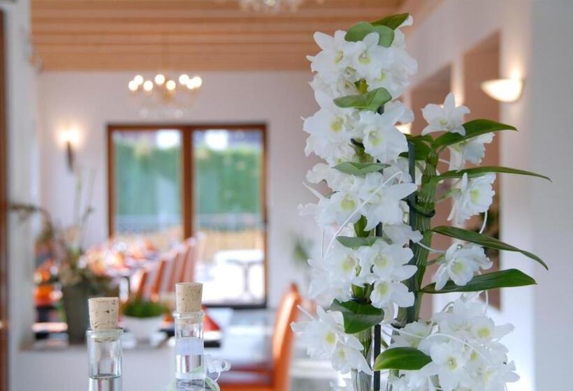 بنسيون Restaurant Laux