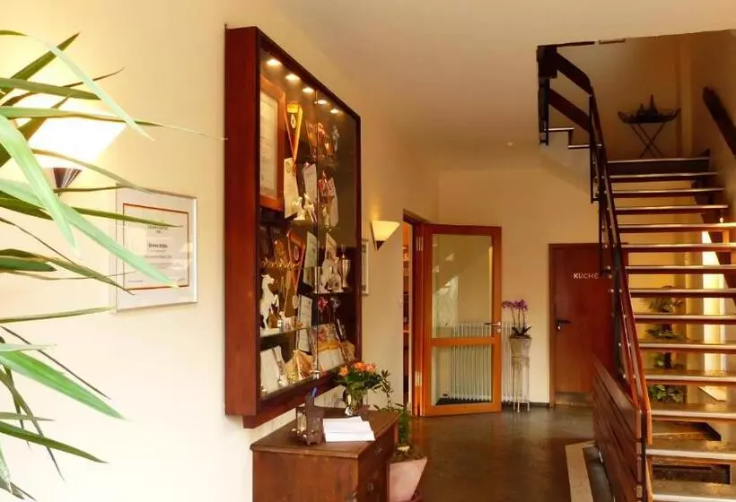 Restaurant Und Hotel Zum Weissen Ross