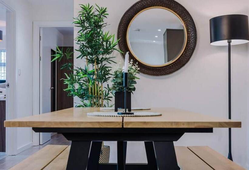 Host & Stay   The Rodney Courtyard