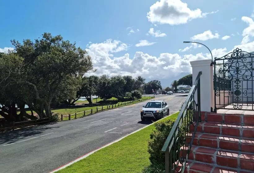 Milkwood Cottage, Beachfront Family Vacation Home, Sleeps 6