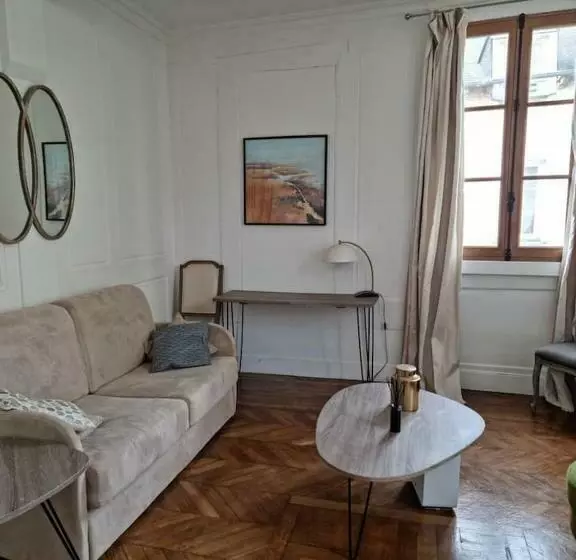 A 2 Pas Du Parlement   55m2   2 Chambres