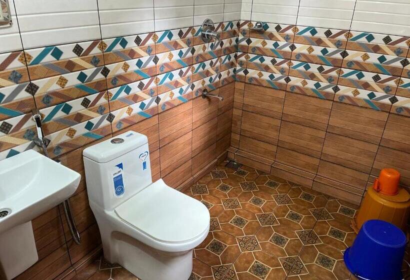 פנסיון Dakshinakasi Guest House