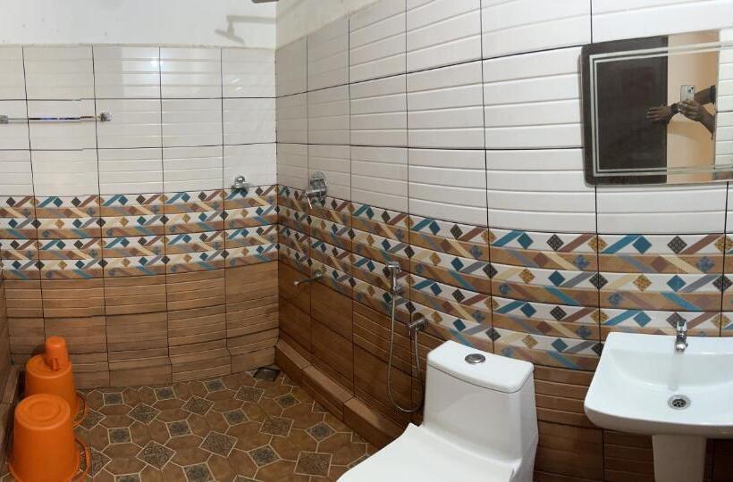 פנסיון Dakshinakasi Guest House