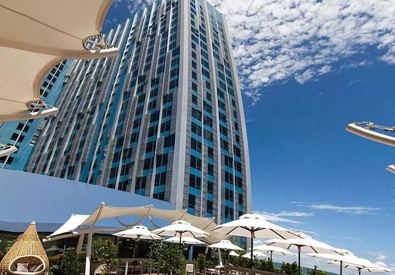 Crimson Hotel Filinvest City, Manila