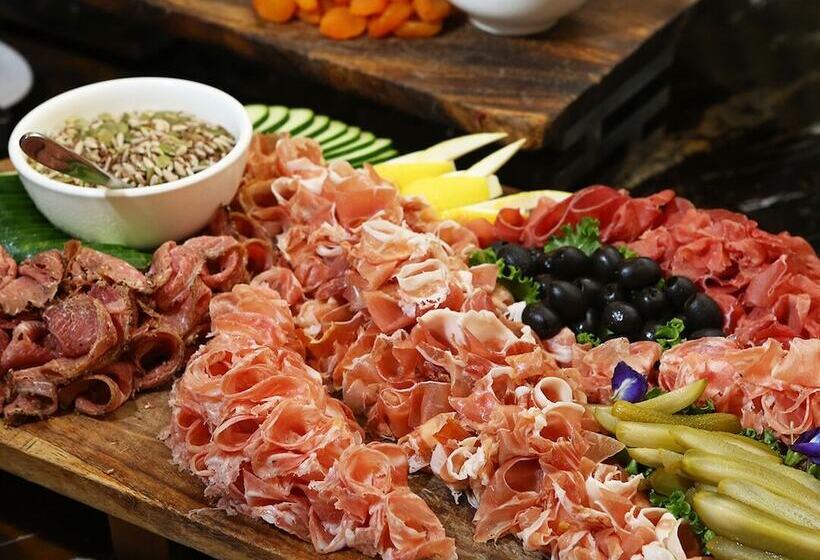 Crimson Hotel Filinvest City, Manila