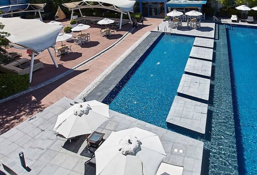 Crimson Hotel Filinvest City, Manila