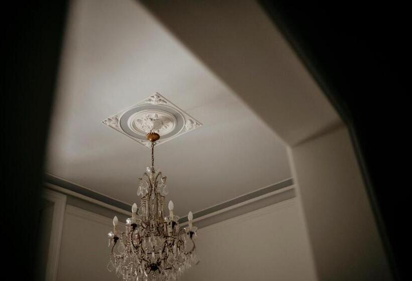 تختخواب و صبحانه Lex Suites