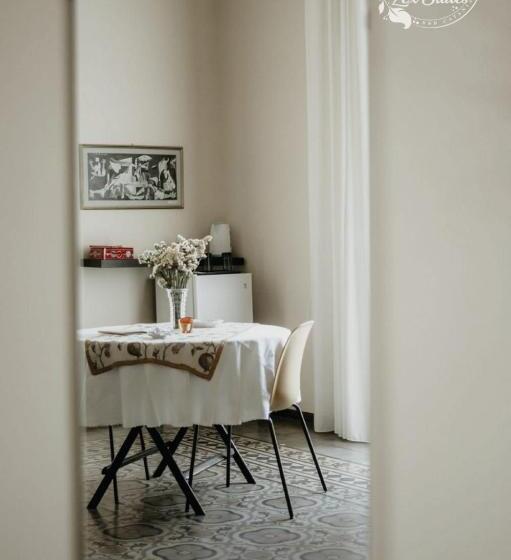 تختخواب و صبحانه Lex Suites