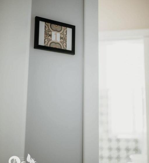 تختخواب و صبحانه Lex Suites