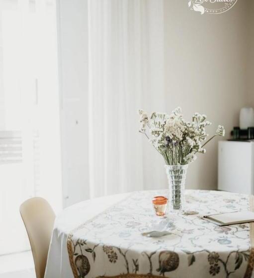 تختخواب و صبحانه Lex Suites