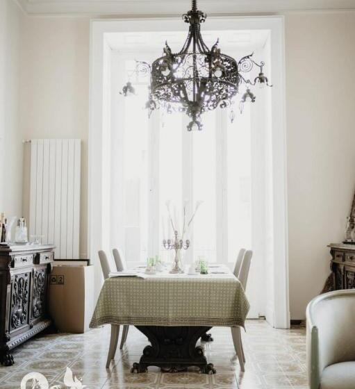 تختخواب و صبحانه Lex Suites