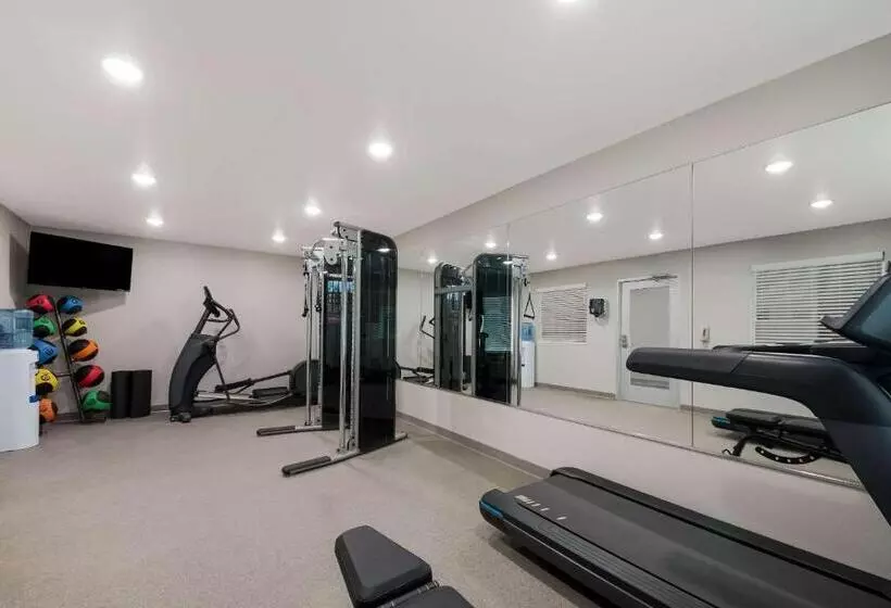 هتل Woodspring Suites San Antonio Utsa   Medical Center