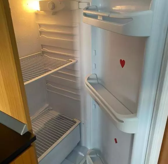 تختخواب و صبحانه Iris