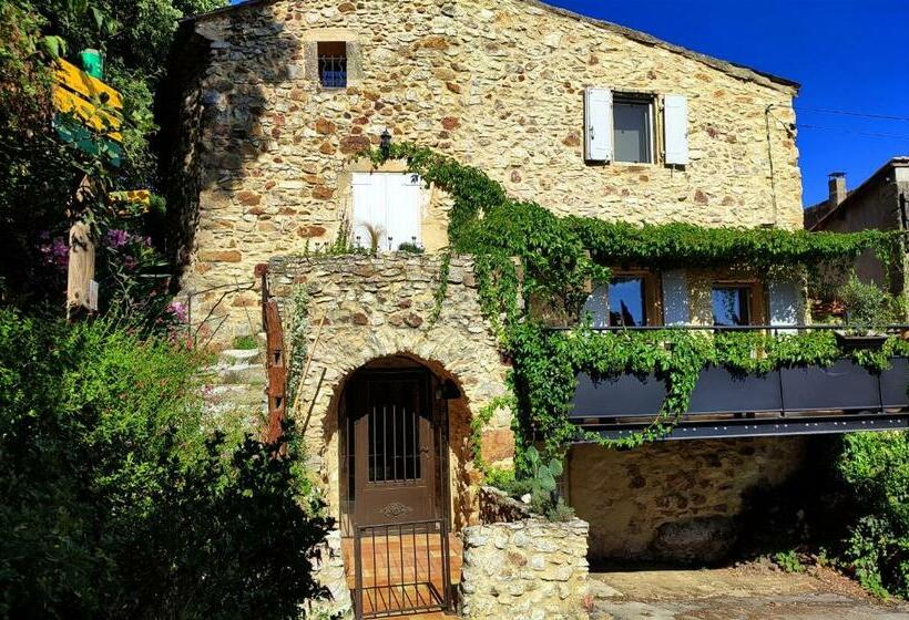 بنسيون Un Pied Dans La Forêt