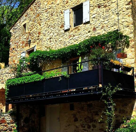 بنسيون Un Pied Dans La Forêt