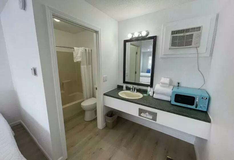 Retkeilymaja Poolside Double Rooms