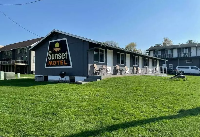 Retkeilymaja Poolside Double Rooms