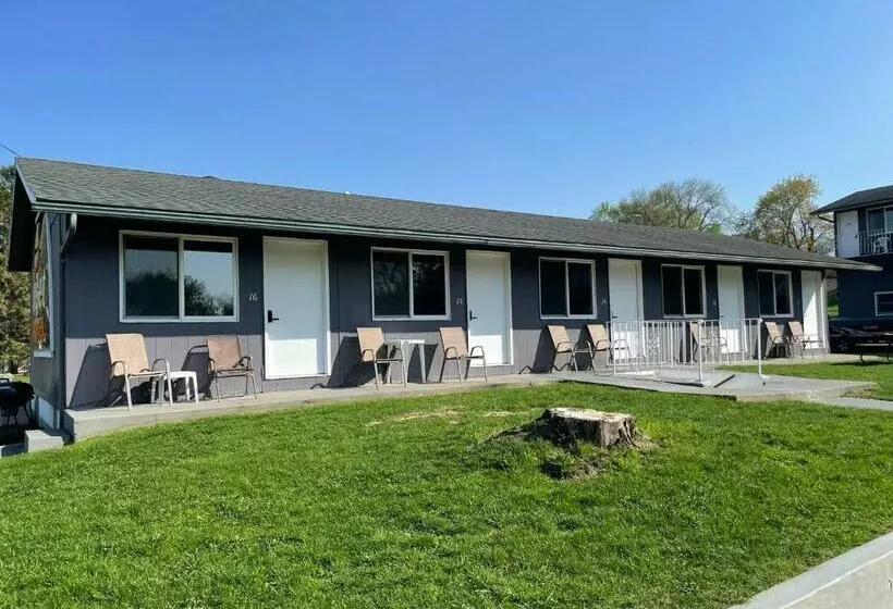 Retkeilymaja Poolside Double Rooms