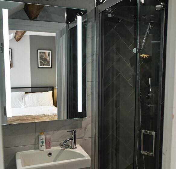 Victoria Colonnade Apart