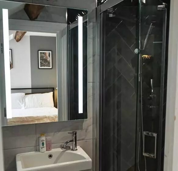 Victoria Colonnade Apart