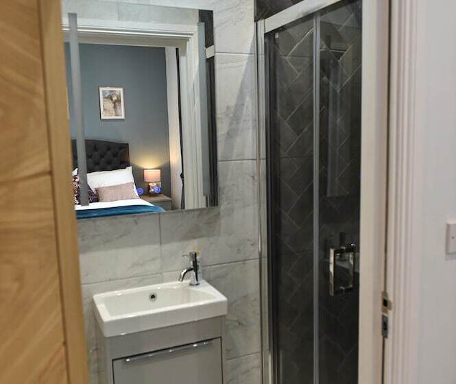 Victoria Colonnade Apart