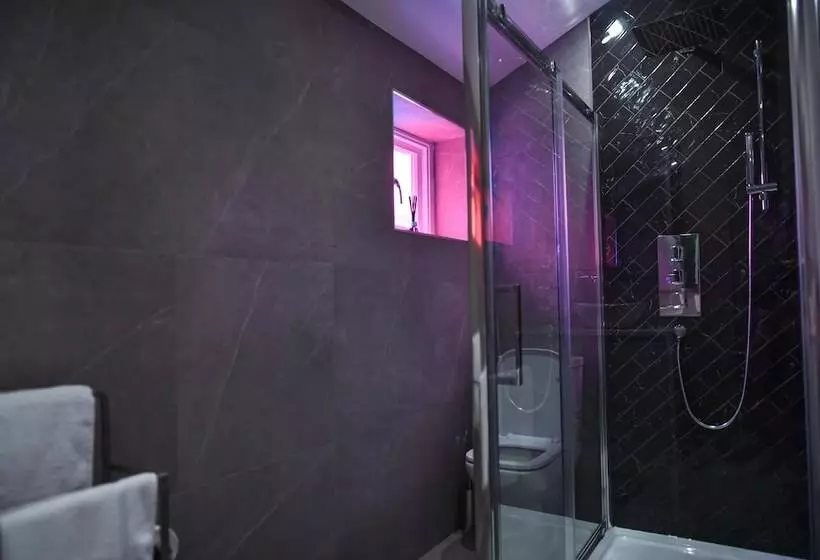 Victoria Colonnade Apart