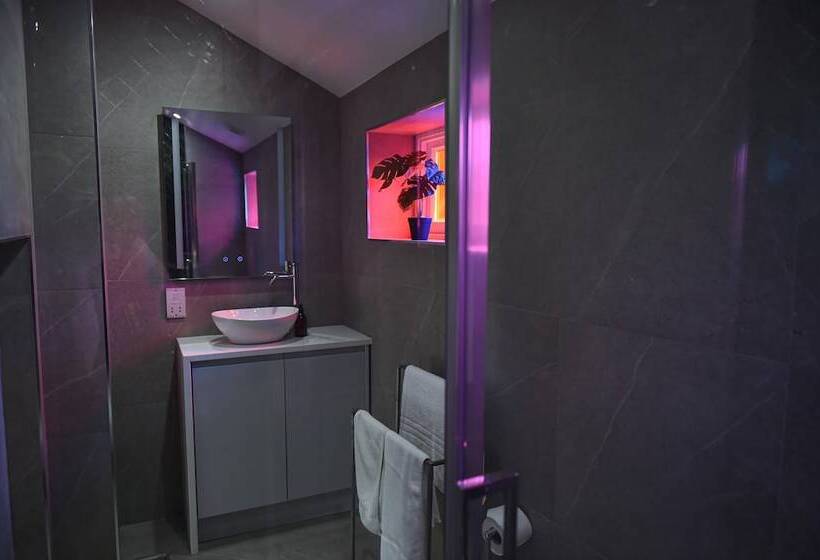 Victoria Colonnade Apart