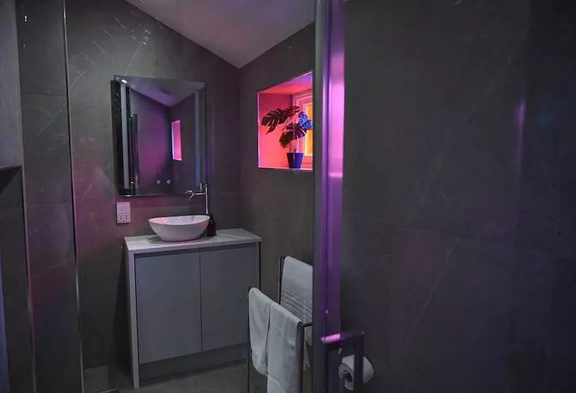 Victoria Colonnade Apart