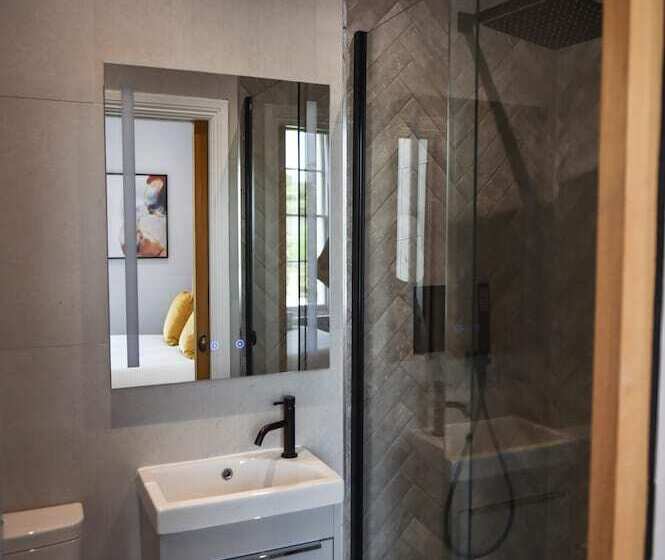 Victoria Colonnade Apart