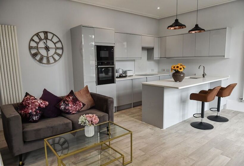 Victoria Colonnade Apart