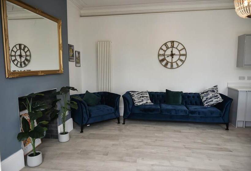 Victoria Colonnade Apart