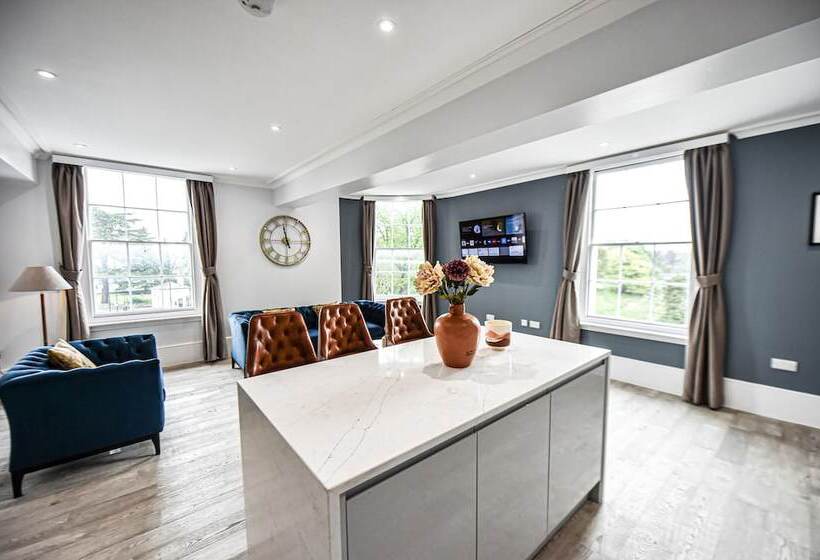 Victoria Colonnade Apart