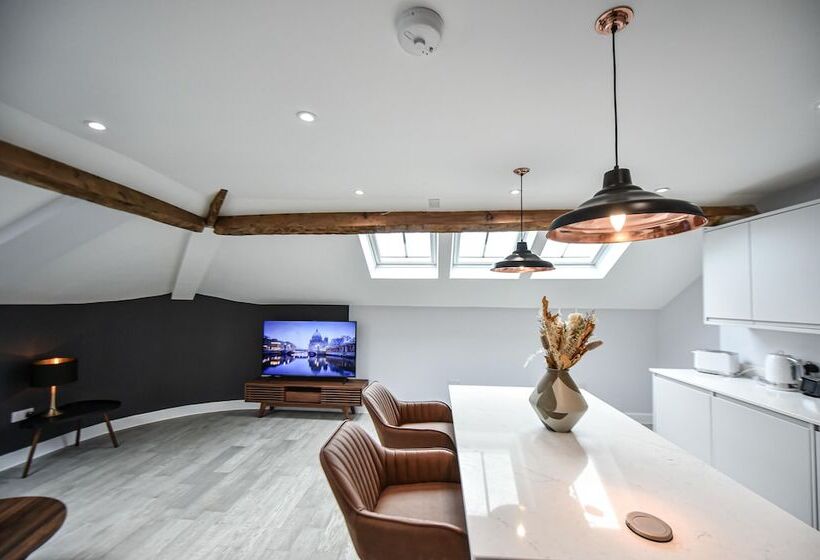 Victoria Colonnade Apart