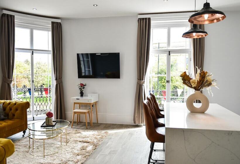 Victoria Colonnade Apart