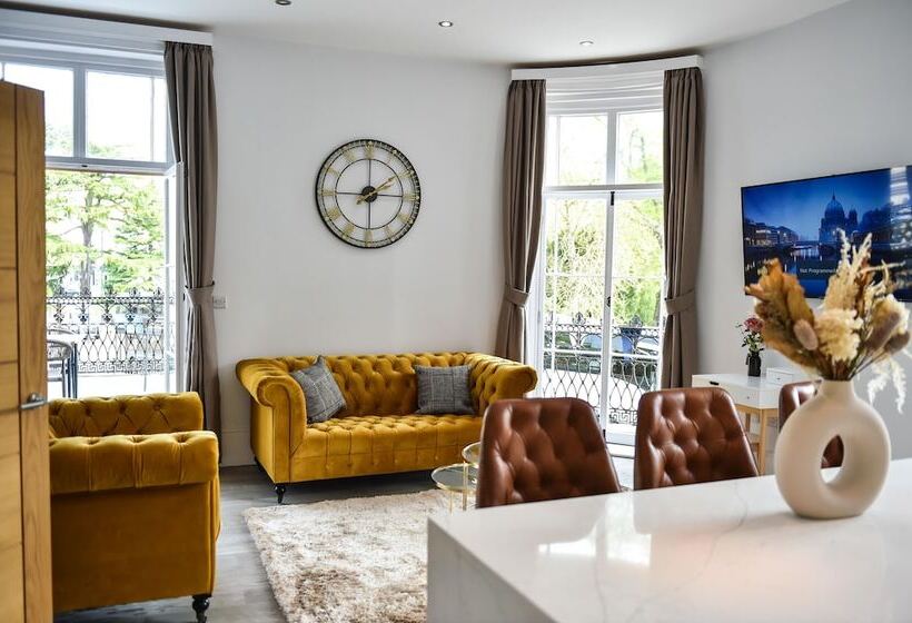 Victoria Colonnade Apart