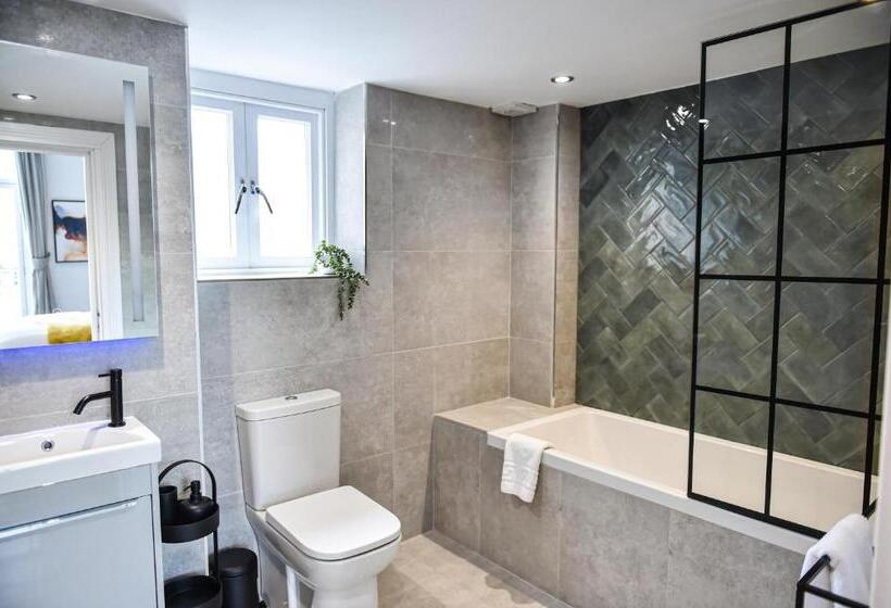 Victoria Colonnade Apart