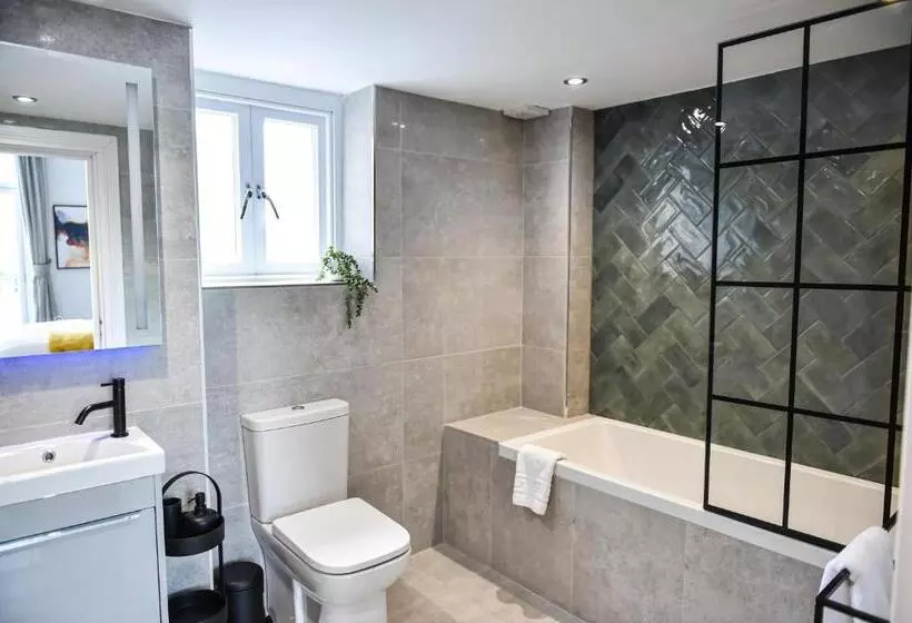 Victoria Colonnade Apart