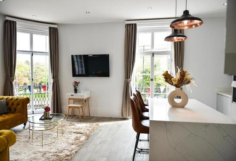 Victoria Colonnade Apart