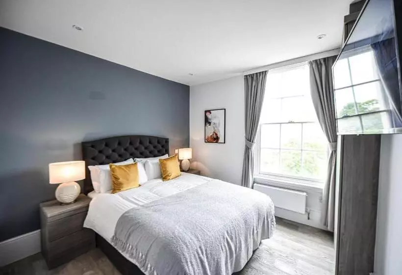 Victoria Colonnade Apart