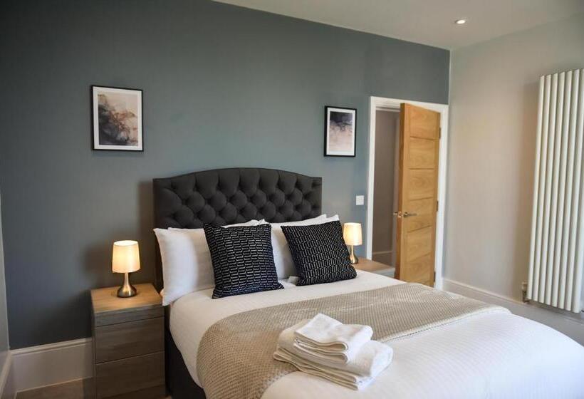 Victoria Colonnade Apart