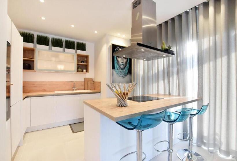 Gazmira 3 1 Penthouse Deluxe & Jacuzzi 3b