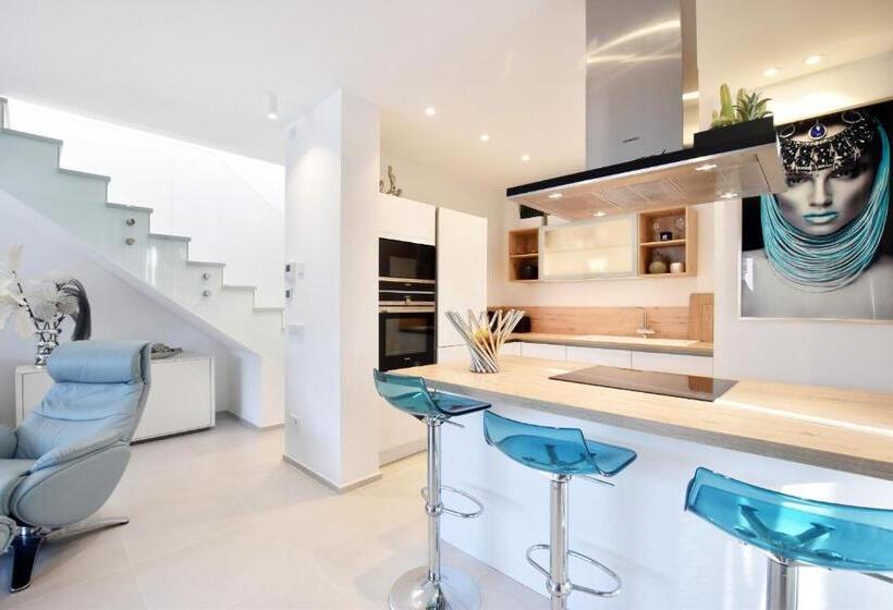 Gazmira 3 1 Penthouse Deluxe & Jacuzzi 3b